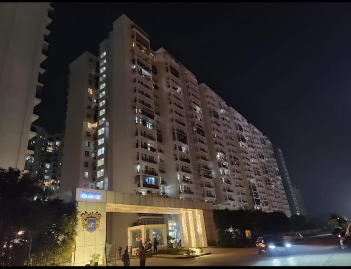 Downtown Delight Apartment Lucknow Bagian luar foto