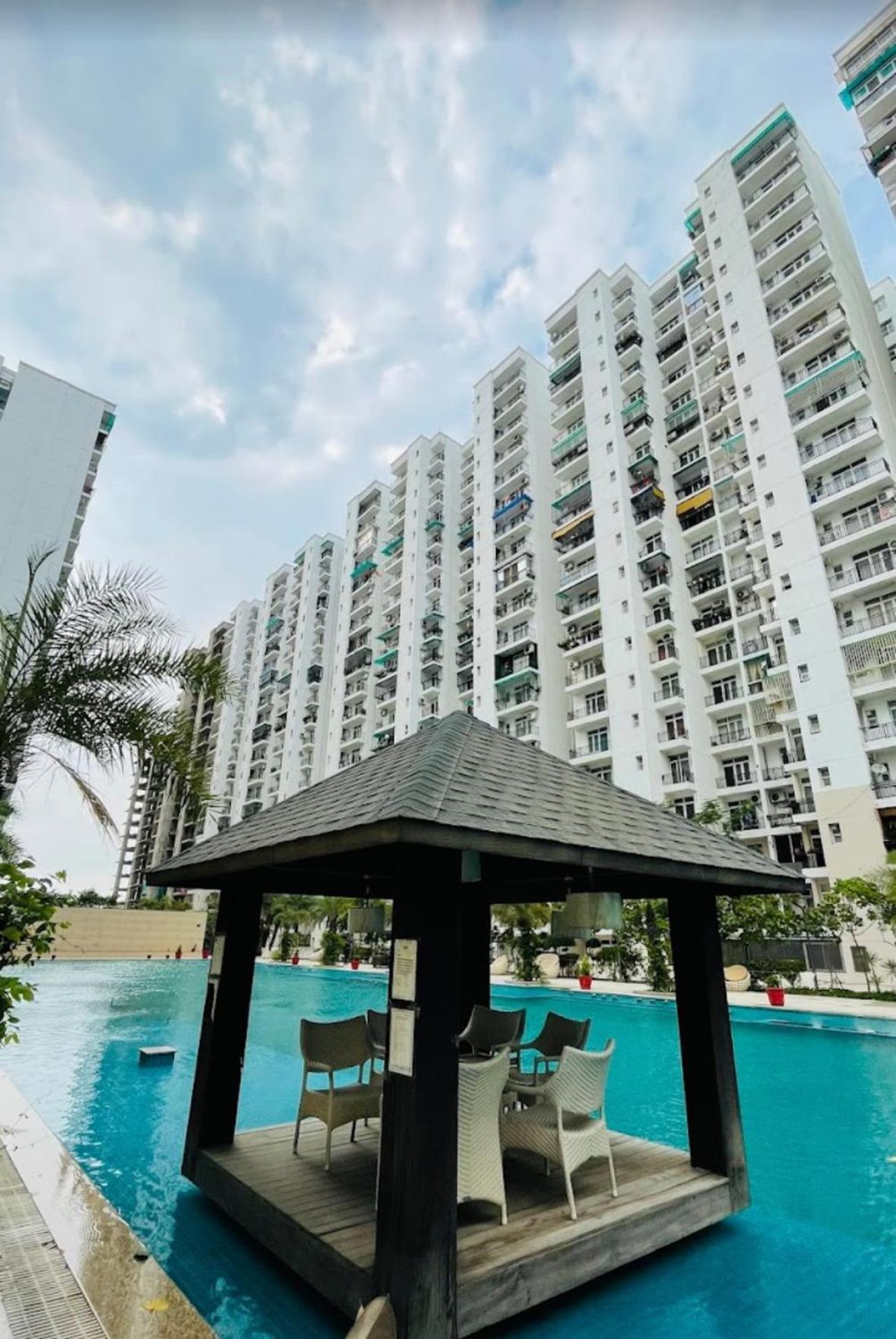Downtown Delight Apartment Lucknow Bagian luar foto