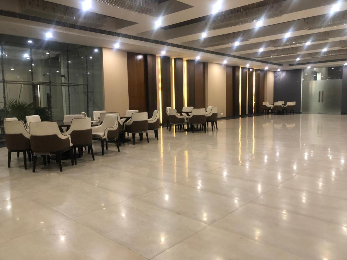 Downtown Delight Apartment Lucknow Bagian luar foto