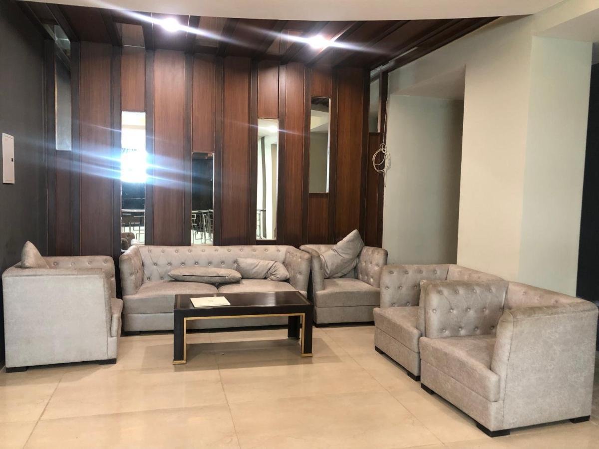 Downtown Delight Apartment Lucknow Bagian luar foto